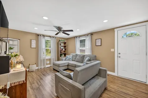 221 Della Road Columbus IN 47203