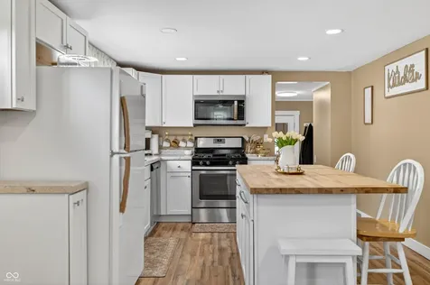 221 Della Road Columbus IN 47203