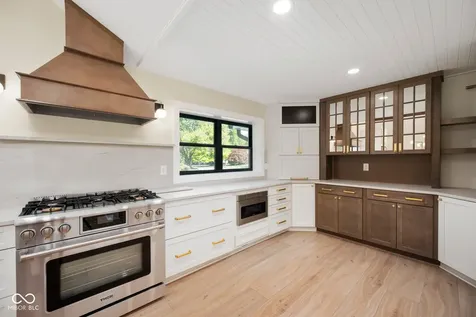 910 Williamsburg Lane Zionsville IN 46077