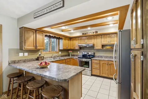 825 Queenswood Court Indianapolis IN 46217