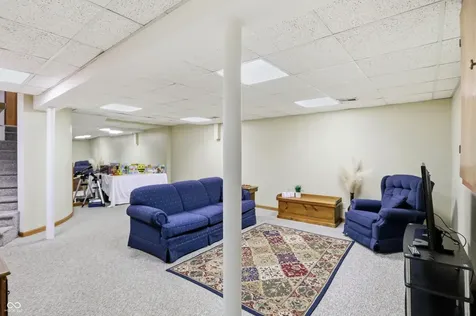 825 Queenswood Court Indianapolis IN 46217