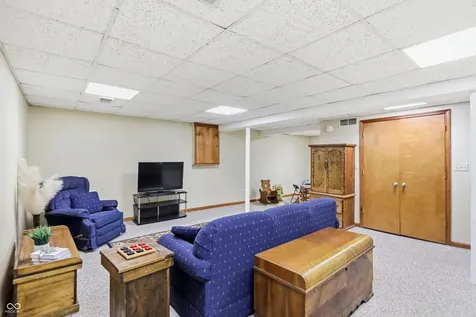 825 Queenswood Court Indianapolis IN 46217