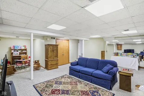 825 Queenswood Court Indianapolis IN 46217
