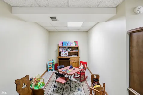 825 Queenswood Court Indianapolis IN 46217