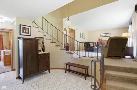 825 Queenswood Court Indianapolis IN 46217