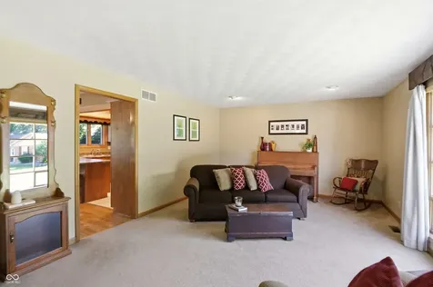 825 Queenswood Court Indianapolis IN 46217