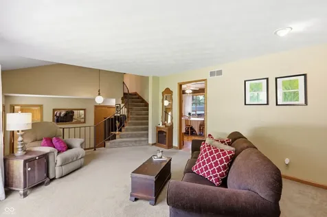 825 Queenswood Court Indianapolis IN 46217