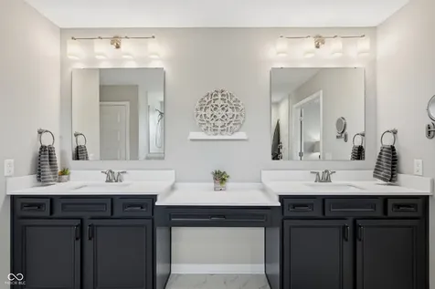 5423 Peachtree Road Zionsville IN 46077