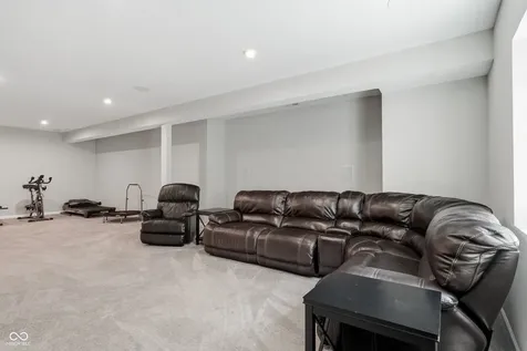5423 Peachtree Road Zionsville IN 46077
