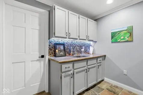 8404 Eastbay Drive Indianapolis IN 46236