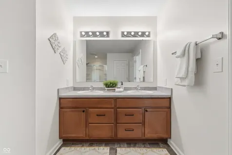 1593 Woodside Circle Franklin IN 46131