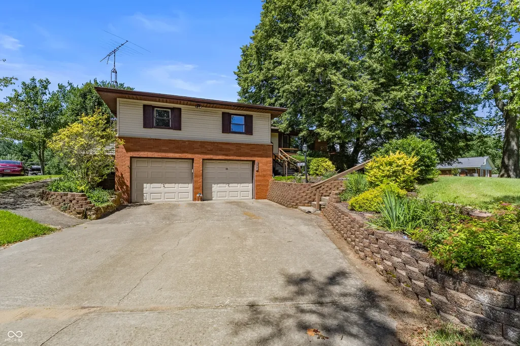 852 Knollwood Drive Columbus IN 47203