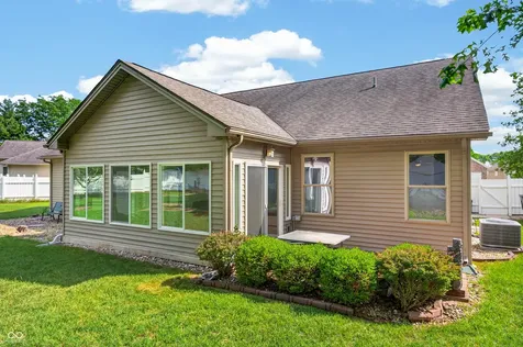 2516 Wyndham Place N Columbus IN 47203