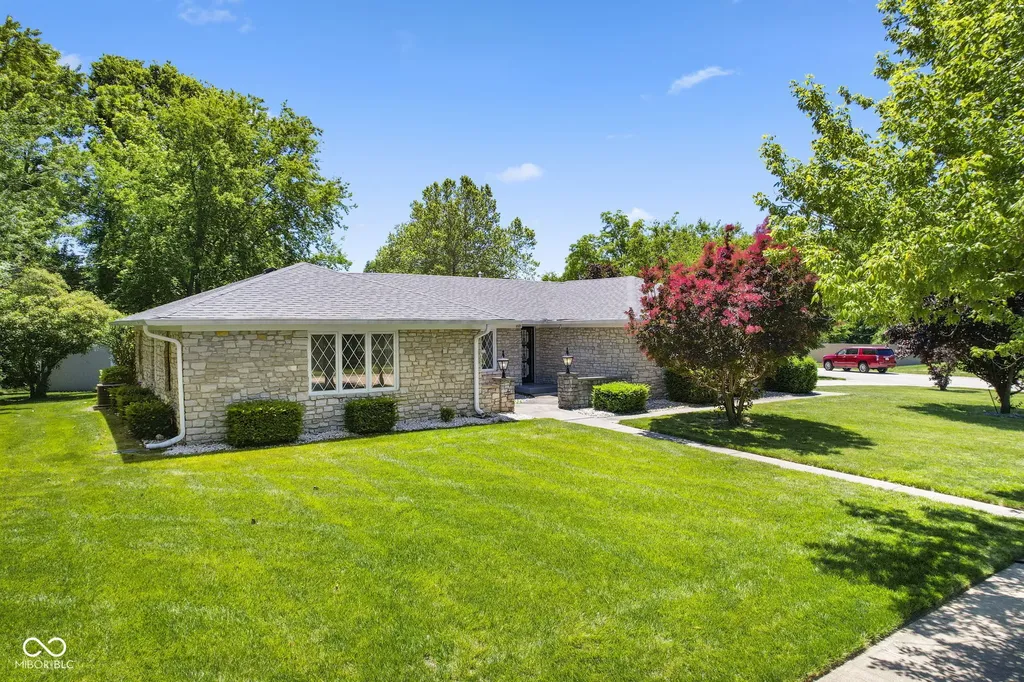 869 Briarwood Drive Greenwood IN 46142