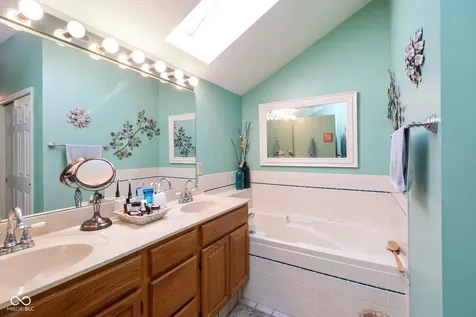 1499 Macintosh Court Avon IN 46123