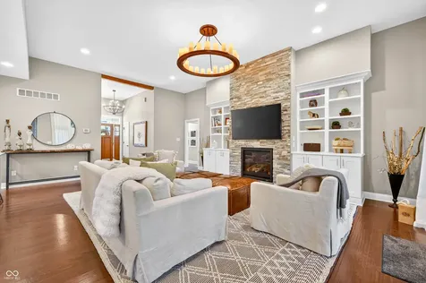 1714 Deer Creek Way Columbus IN 47201