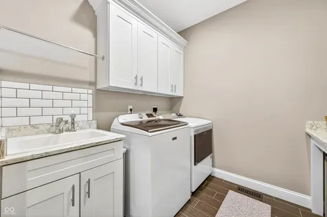 1714 Deer Creek Way Columbus IN 47201