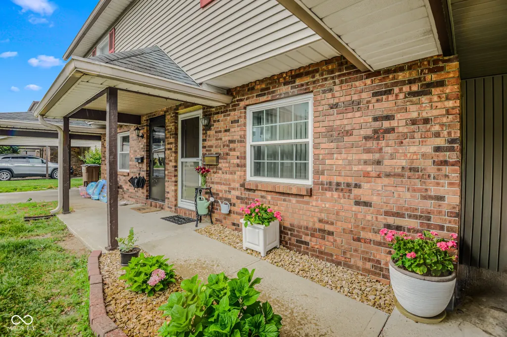 2090 Thriving Drive Columbus IN 47201