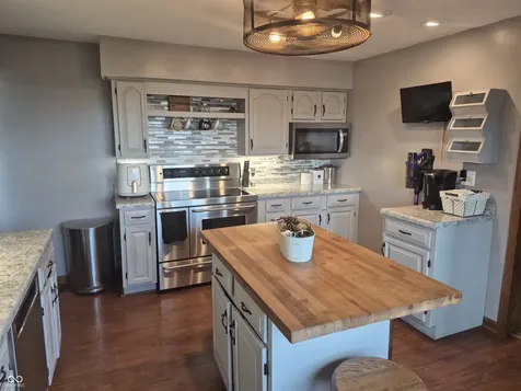 5494 N 300 E Whiteland IN 46184