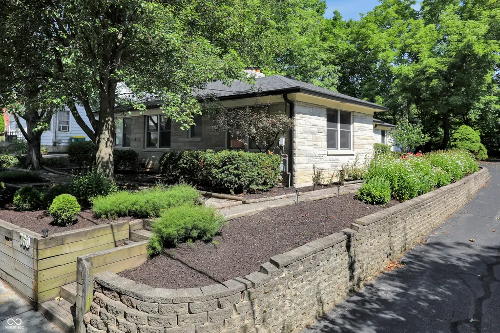 760 W Pine Street Zionsville IN 46077