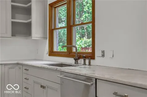 760 W Pine Street Zionsville IN 46077