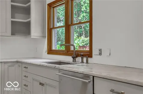 760 W Pine Street Zionsville IN 46077