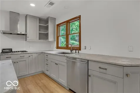 760 W Pine Street Zionsville IN 46077
