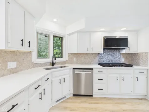 9111 Pinecreek Court Indianapolis IN 46256