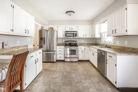 8050 Clearwater Drive Indianapolis IN 46256