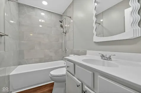 5027 Brookstone Way Indianapolis IN 46268