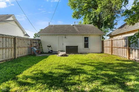 1922 Wallace Avenue Columbus IN 47201
