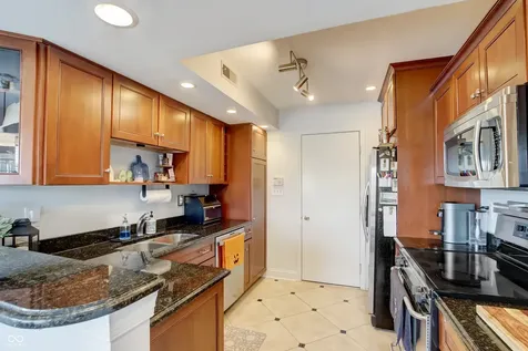 7648 Harbour Isle Indianapolis IN 46240