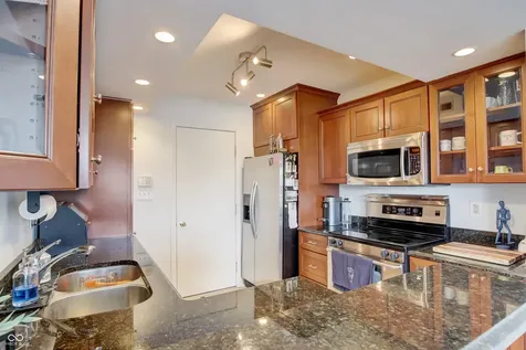 7648 Harbour Isle Indianapolis IN 46240