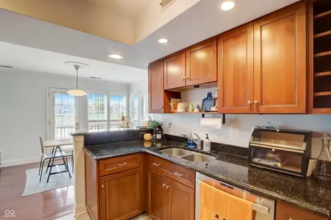7648 Harbour Isle Indianapolis IN 46240