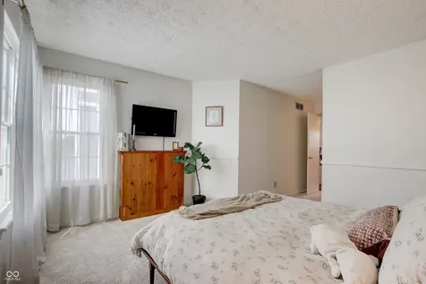 7648 Harbour Isle Indianapolis IN 46240