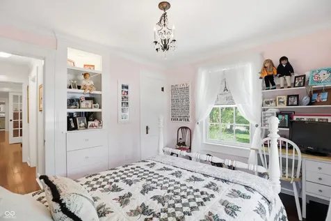 810 W Pine Street Zionsville IN 46077