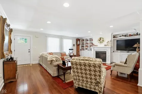 810 W Pine Street Zionsville IN 46077