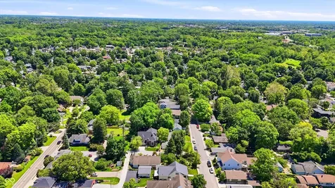 810 W Pine Street Zionsville IN 46077