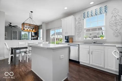 8702 N Autumnview Drive Mccordsville IN 46055