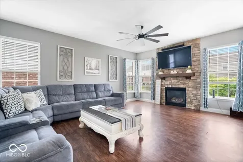 8702 N Autumnview Drive Mccordsville IN 46055