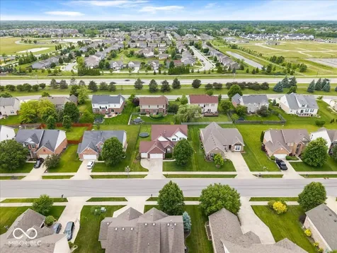 8702 N Autumnview Drive Mccordsville IN 46055