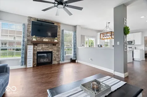 8702 N Autumnview Drive Mccordsville IN 46055