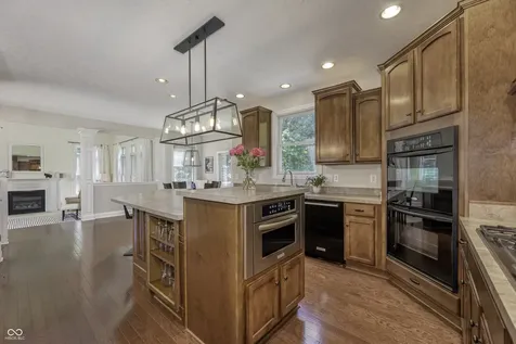 6867 W Thornebush Drive Mccordsville IN 46055