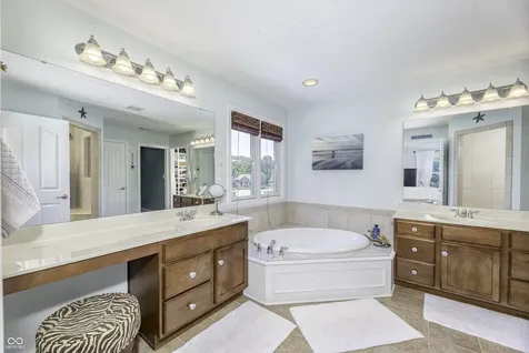 6867 W Thornebush Drive Mccordsville IN 46055