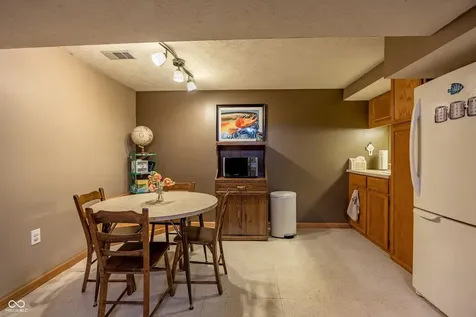 4009 E 57th Indianapolis IN 46220