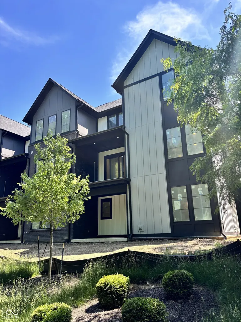 160 Midland Trace Loop Westfield IN 46074