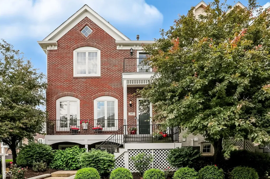 201 Manchester Drive Zionsville IN 46077