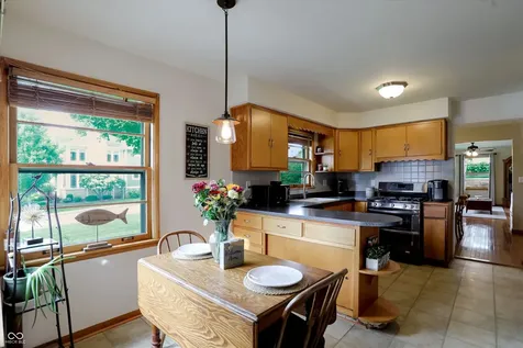 410 W Ash Street Zionsville IN 46077