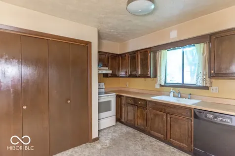 8426 Mandan Court Indianapolis IN 46217