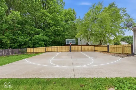 1909 Acorn Court Avon IN 46123